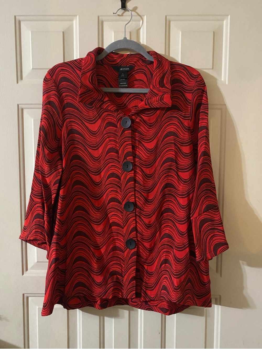 Ali Miles Wavy Striped Geometric Wire Collar Button Front Blouse Red Black PL